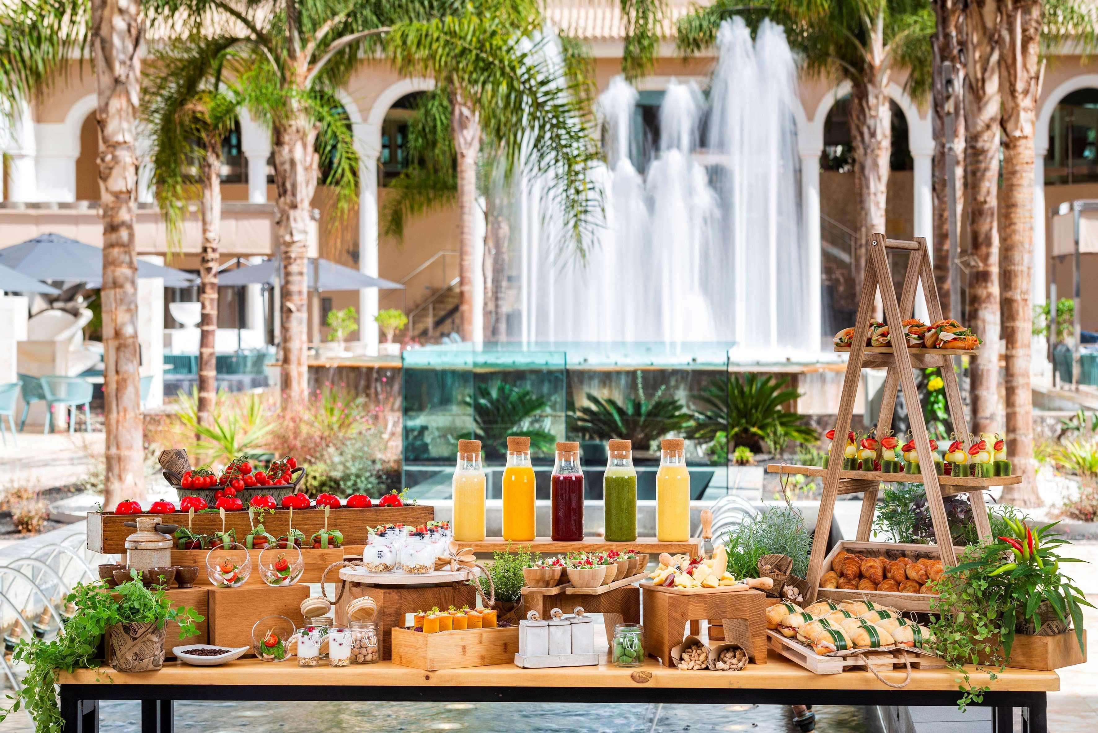 Gran Melia Palacio De Isora Resort & Spa Alcalá la Real Εξωτερικό φωτογραφία Fountain at the Four Seasons Hotel