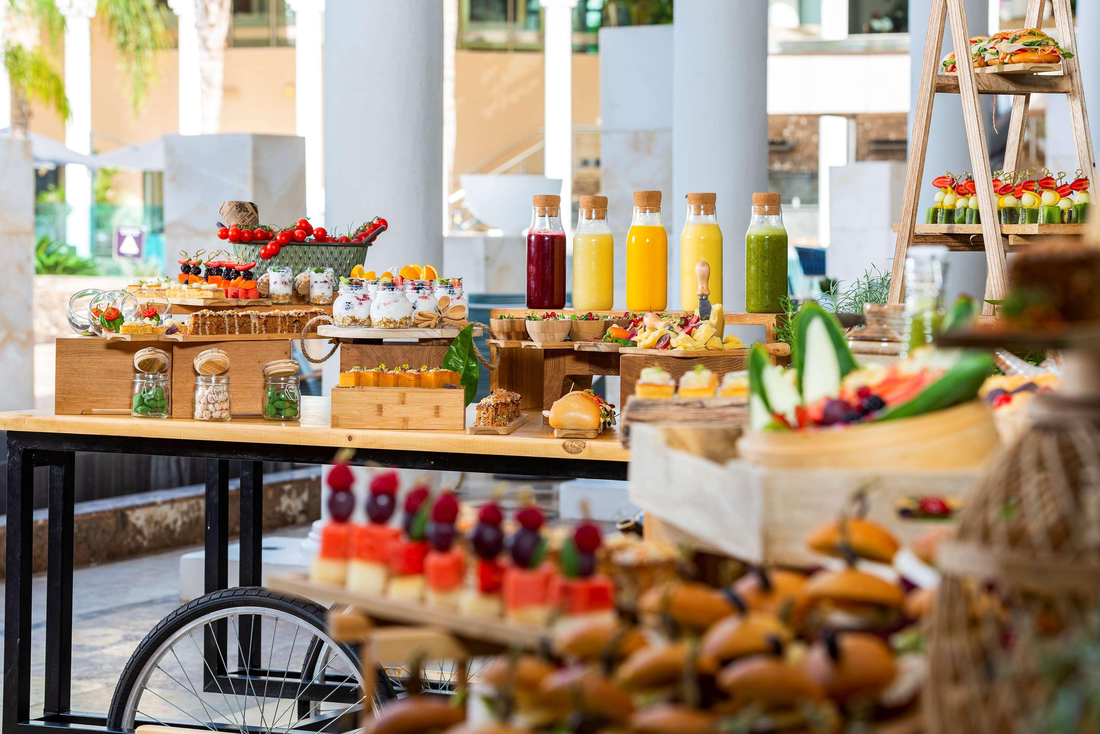 Gran Melia Palacio De Isora Resort & Spa Alcalá la Real Εξωτερικό φωτογραφία A buffet at a hotel
